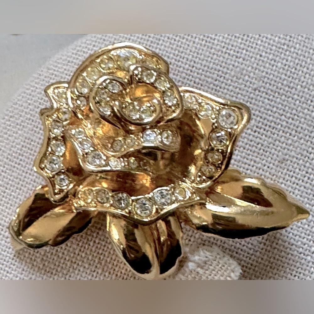 Avon rose brooch w beautiful gold tone with rhinestone excellent condition